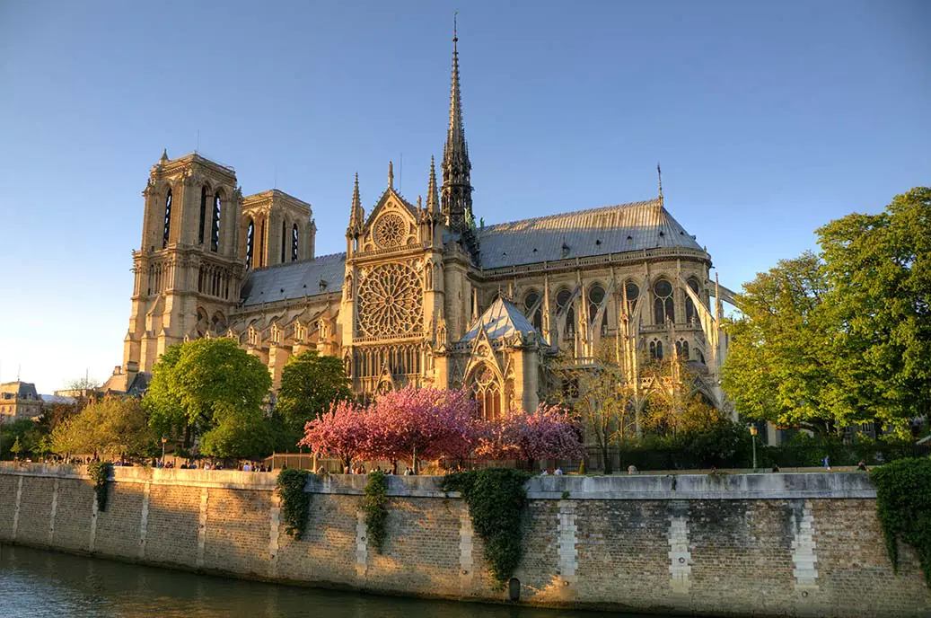  Notre-Dame de Paris